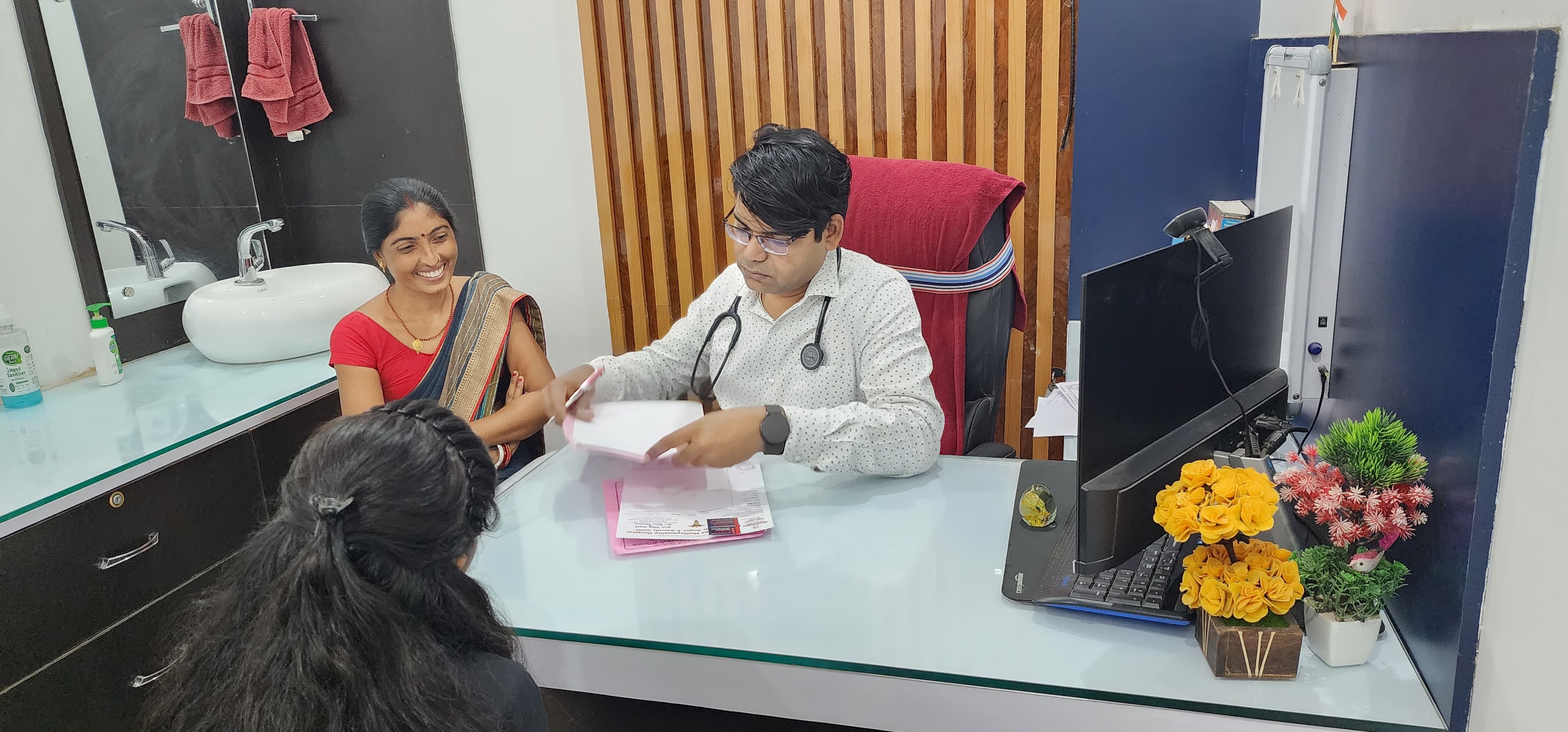 डॉक्टर्स डिवाइन की OPD में मरीज़ को देखते हुए डॉक्टर
